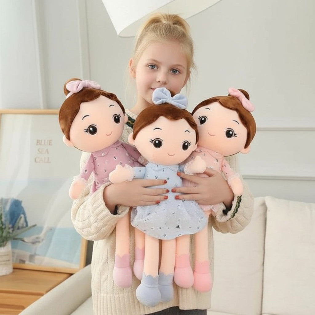 Meisje pop knuffel in jurk