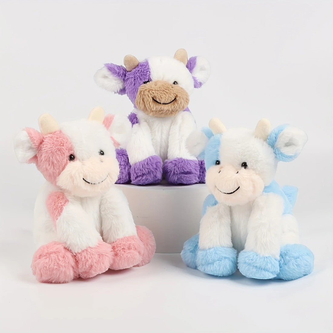 Mooie zachte kleurrijke koe knuffel