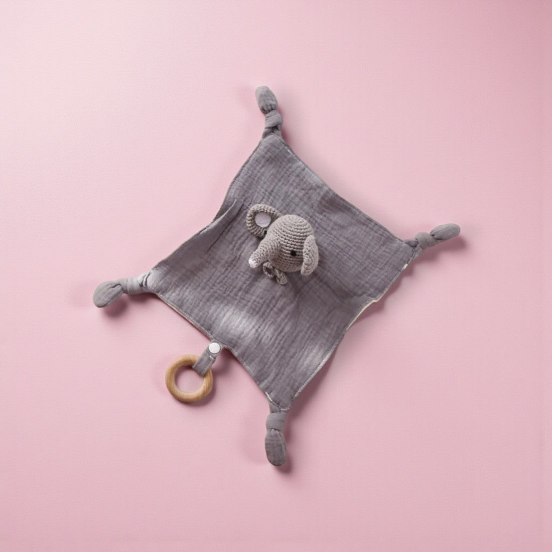 Plat gehaakt olifant knuffeldoekje met tweekleurige katoenen doek