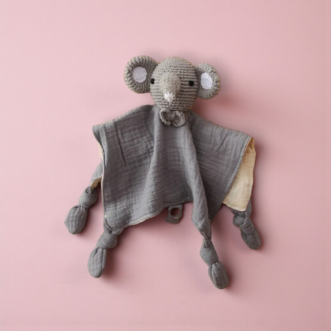 Plat gehaakt olifant knuffeldoekje met tweekleurige katoenen doek