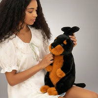 Realistische rottweiler hond knuffel om te knuffelen