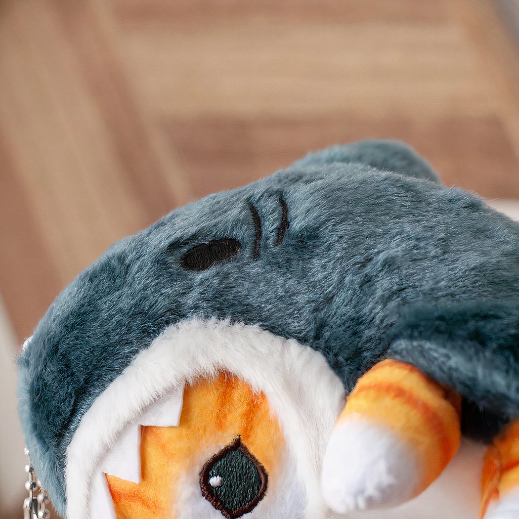 Gestreepte kat knuffel verkleed als haai 13 cm