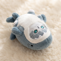 Kawaii kat knuffel verkleed als haai