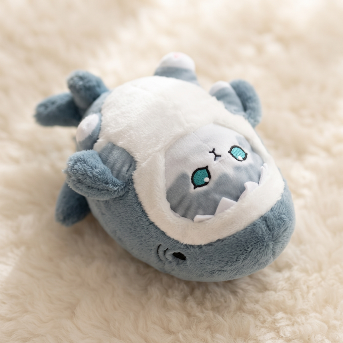 Kawaii kat knuffel verkleed als haai