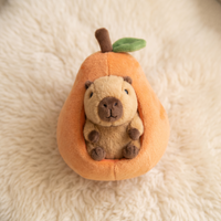 Capybara knuffel in perzikschelp