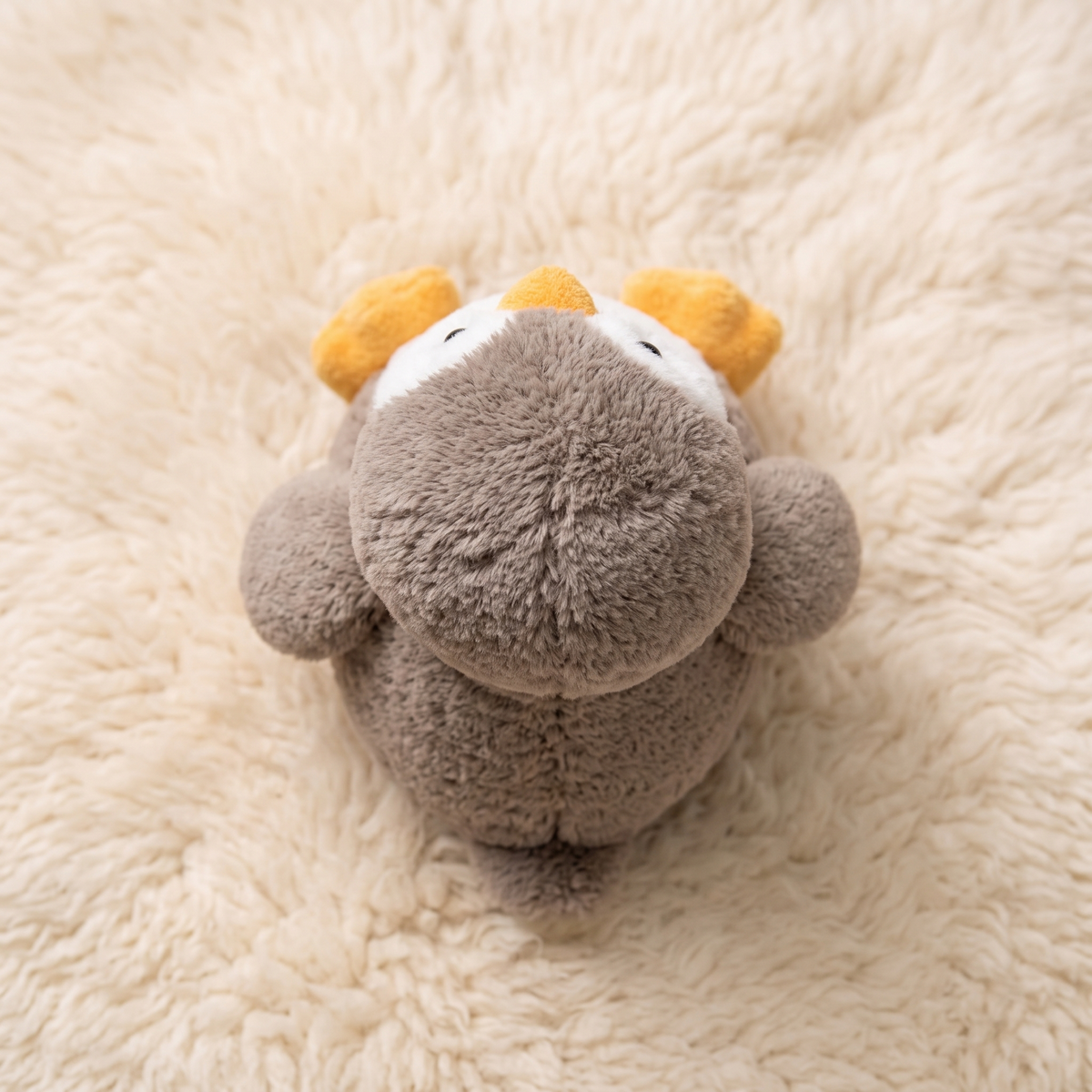 Zachte pinguïn knuffel taupe en wit