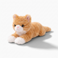 Realistische liggende rode kat knuffel