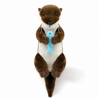 Liggende otter knuffel met vis Plushie Planet