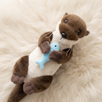 Liggende otter knuffel met vis Plushie Planet