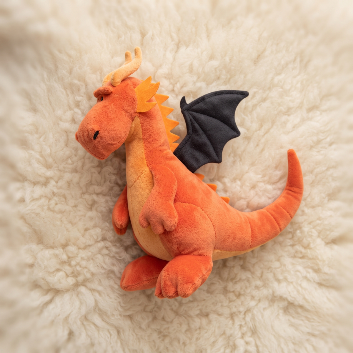 Oranje draak knuffel met zwarte vleugels