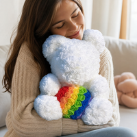 Witte rozenbeer knuffel met regenbooghart 40 cm