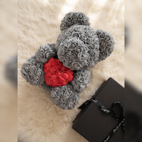 Grijze rozenbeer knuffel met rood hart in geschenkdoos