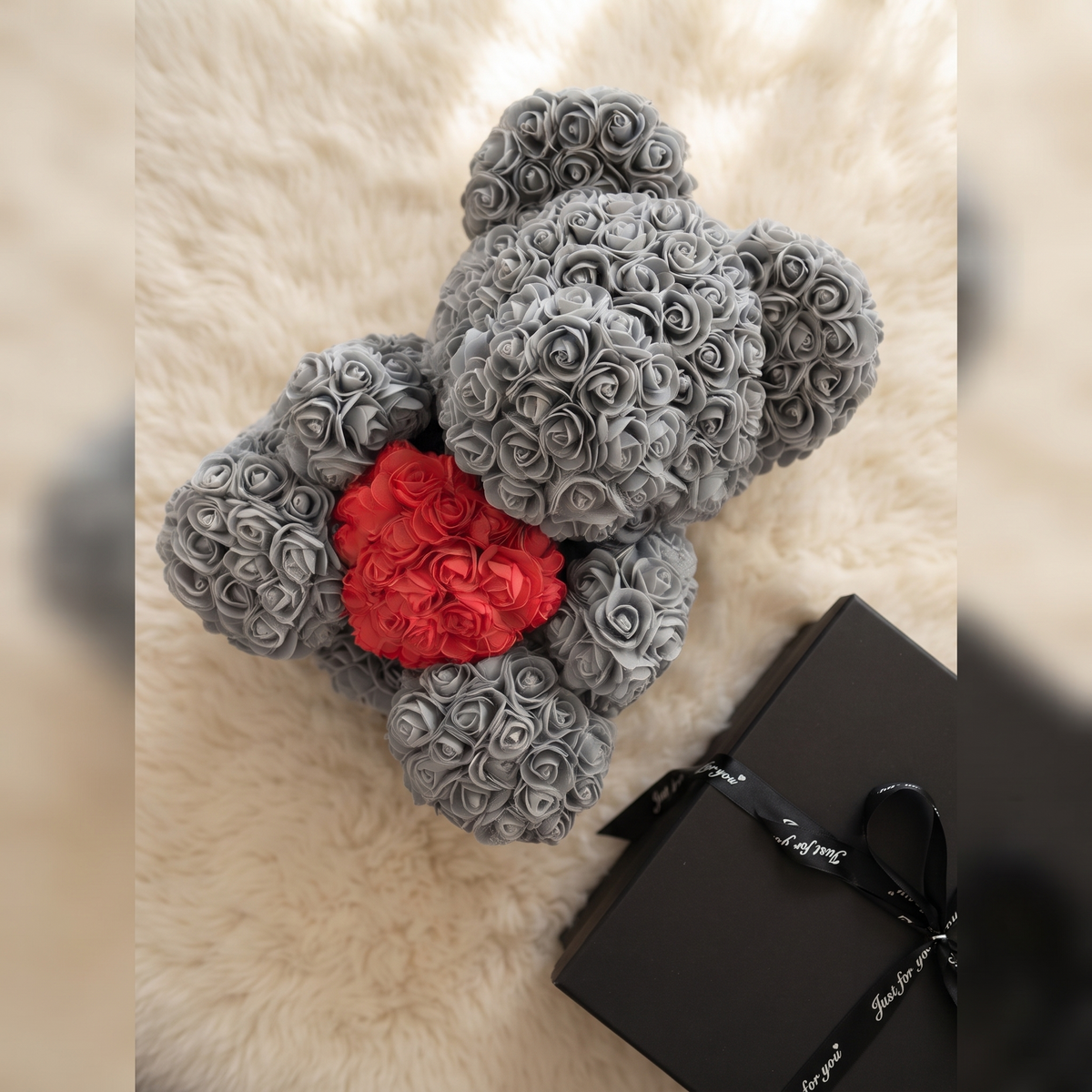 Grijze rozenbeer knuffel met rood hart in geschenkdoos