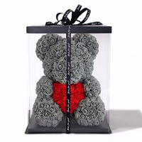 Grijze rozenbeer knuffel met rood hart in geschenkdoos