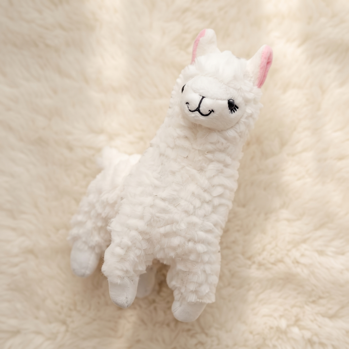 Alpaca knuffel met lange krullende vacht