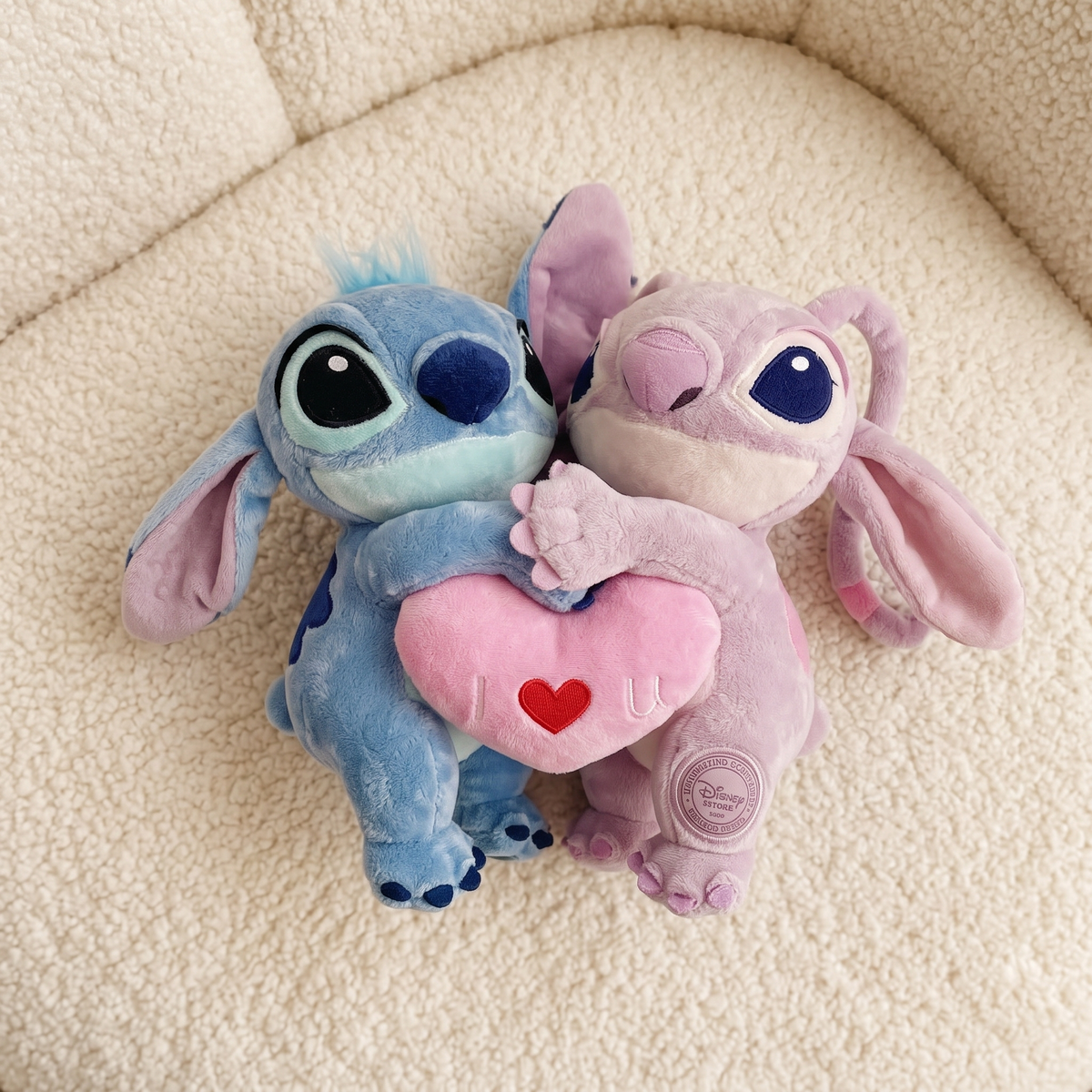 Angel en Stitch knuffel verliefd duo