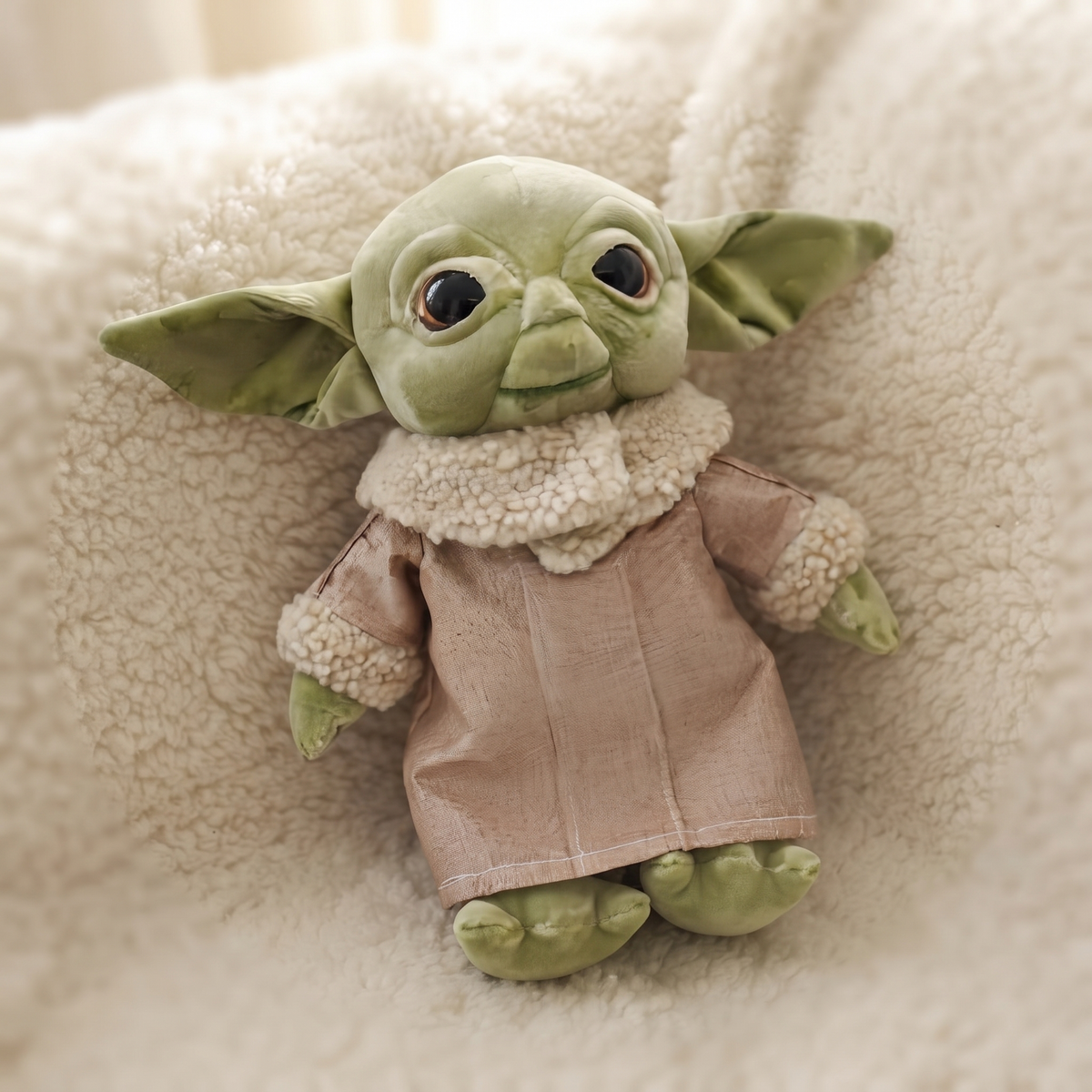 Baby Yoda knuffel met mantel