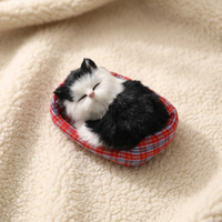 Slapende kat knuffel met decoratieve mand