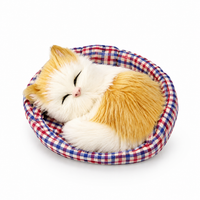 Slapende kat knuffel met decoratieve mand