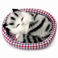 Slapende kat knuffel met decoratieve mand