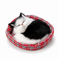 Slapende kat knuffel met decoratieve mand