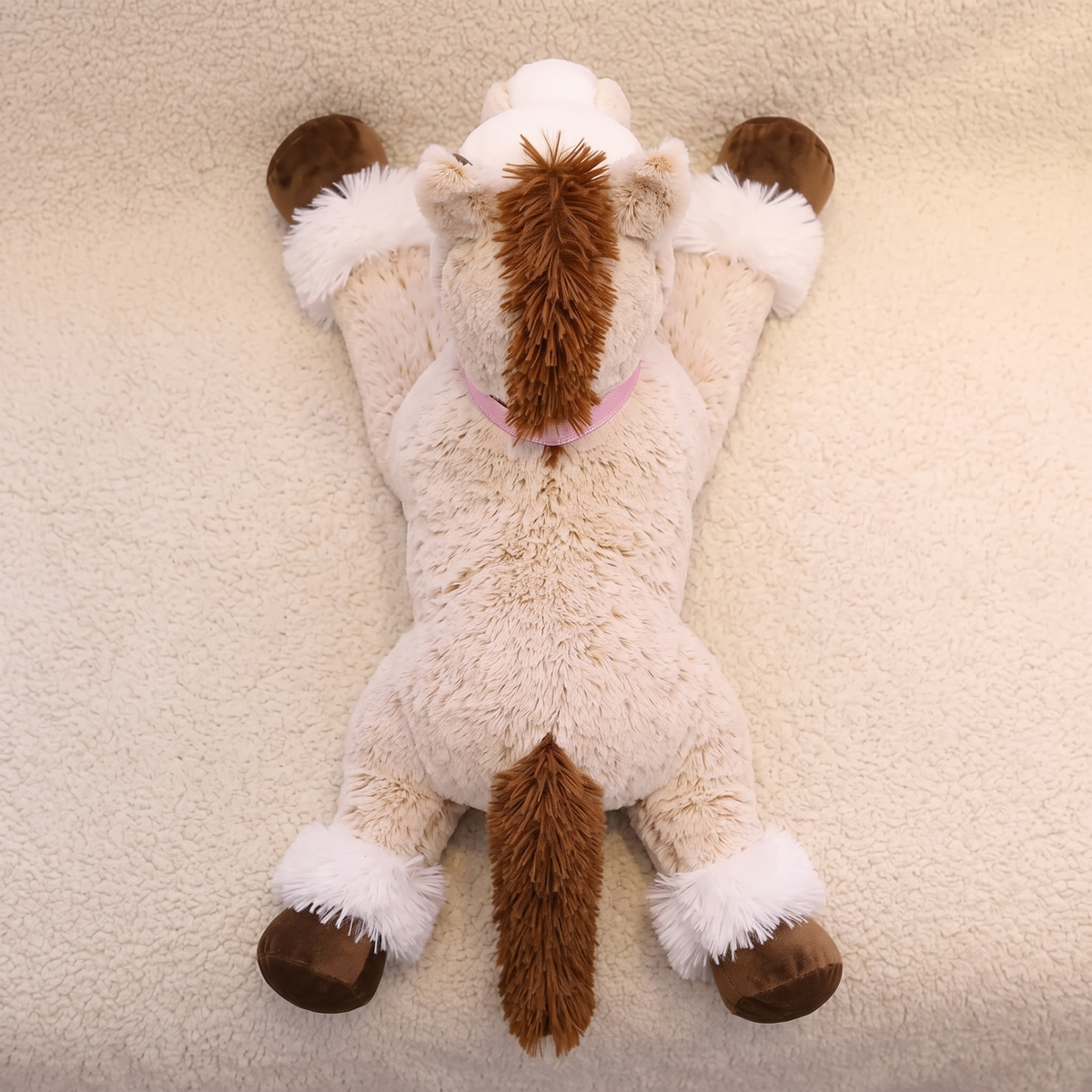 Reusachtige liggende beige paard knuffel 90 cm