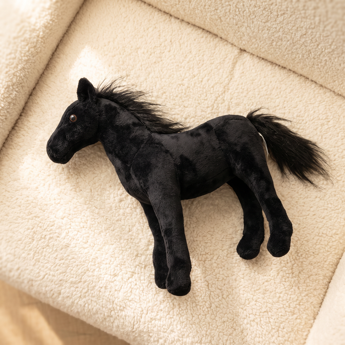 Zwart paard knuffel met zijdeachtige manen
