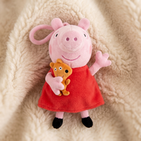 Zittende roze varken knuffel met beertje