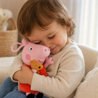 Zittende roze varken knuffel met beertje