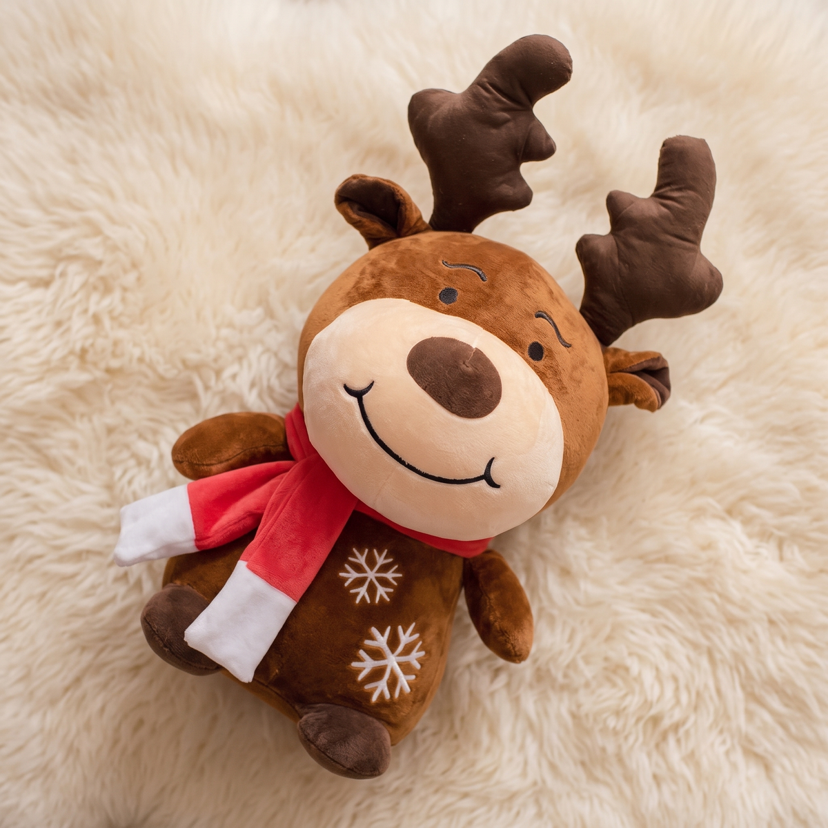 Kerst hert knuffel kind met sjaal
