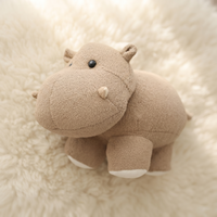 Staande beige nijlpaard knuffel op vier poten