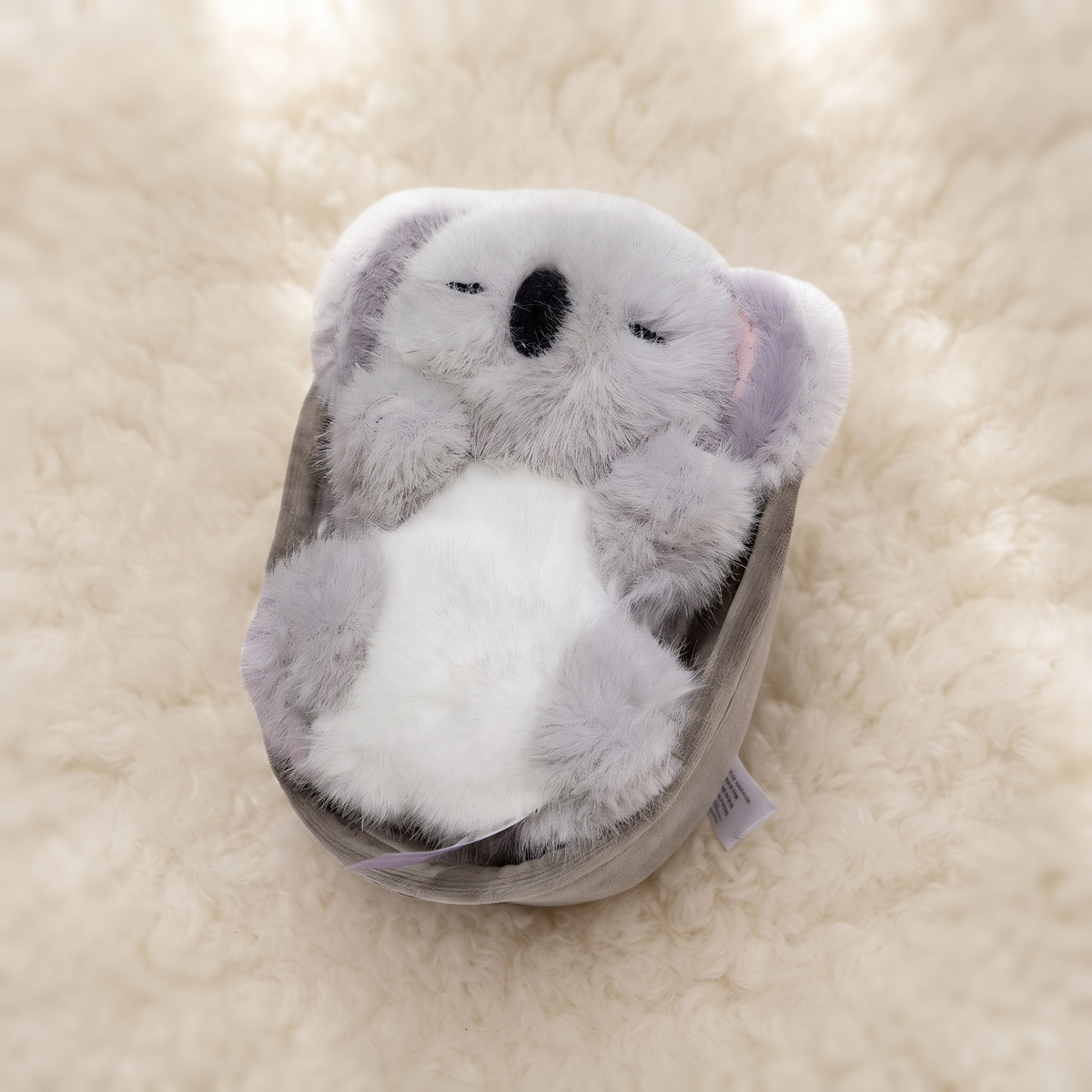 Slapende koala knuffel met knus nestje
