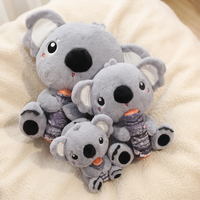 Grijze koala knuffel met bamboe