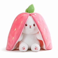 Omkeerbare aardbei konijn knuffel 2-in-1