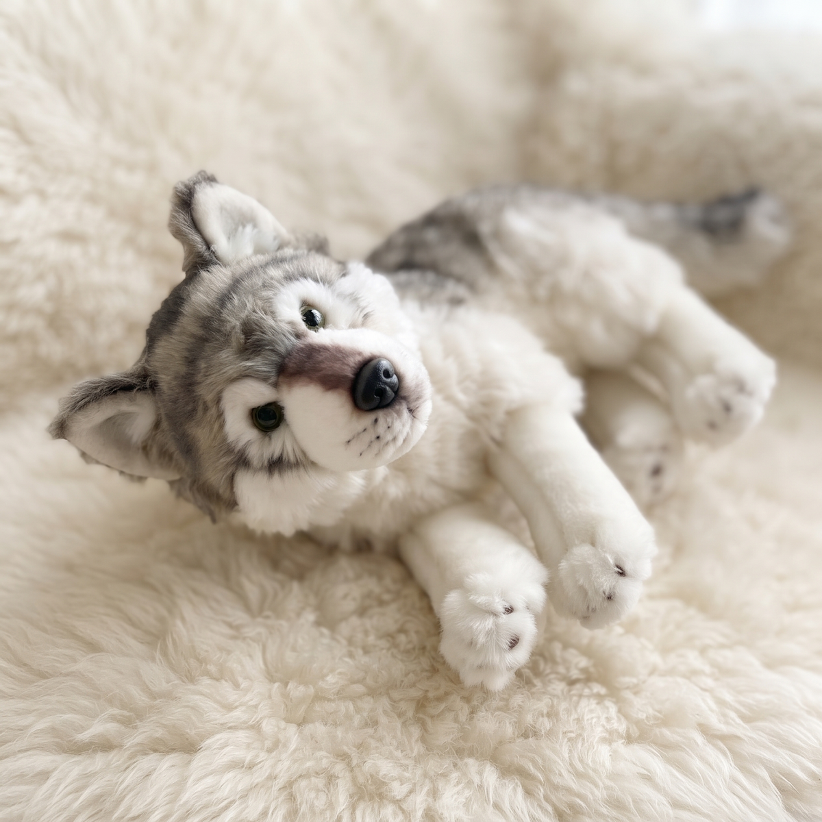 Realistische zittende wolf knuffel 27 cm
