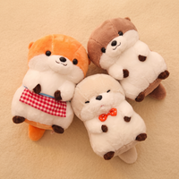 Otter knuffel met geruit schort