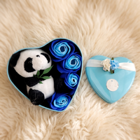 Panda knuffel in blauwe hartdoos Valentijnsdag