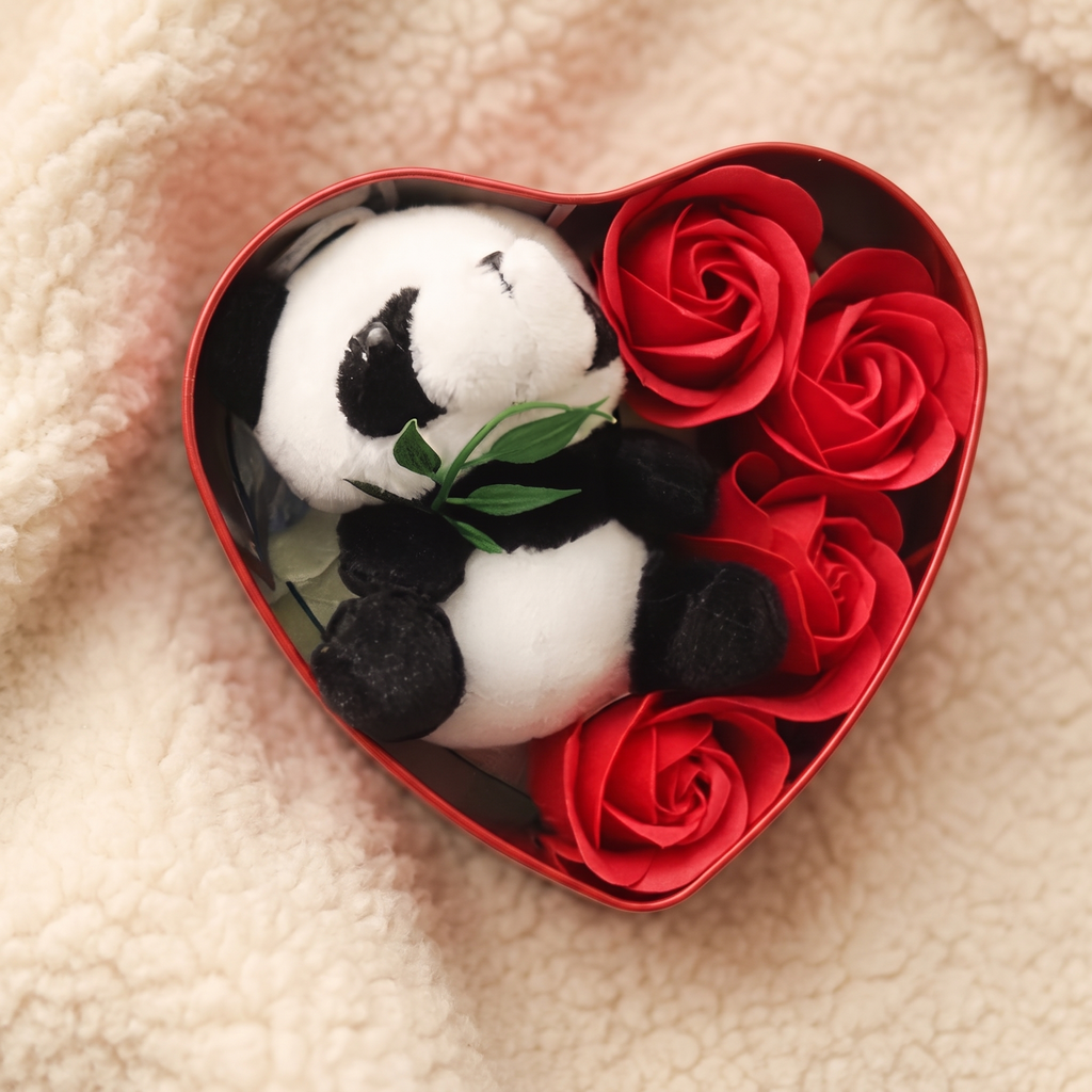Valentijn panda knuffel in geschenkdoos met hart en rozen