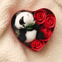 Valentijn panda knuffel in geschenkdoos met hart en rozen