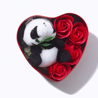 Valentijn panda knuffel in geschenkdoos met hart en rozen