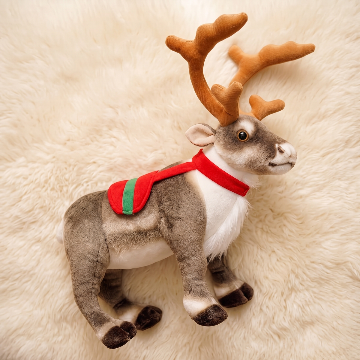 Kerst rendier knuffel met feestelijke sjaal