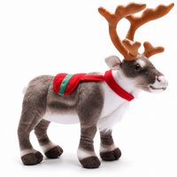 Kerst rendier knuffel met feestelijke sjaal