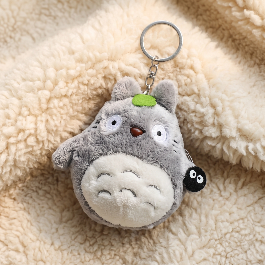Grijze Totoro sleutelhanger knuffel met groen blad