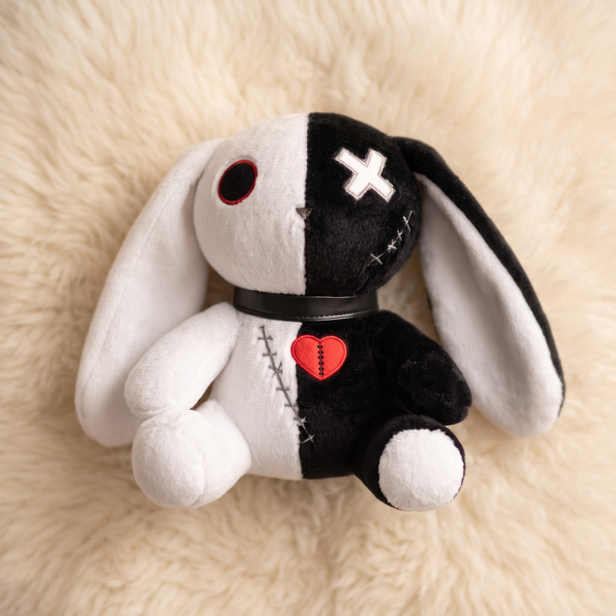 Gothic konijn knuffel zwart-wit met hart