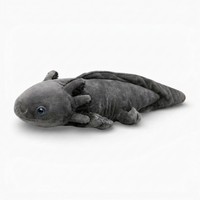 Realistische zwarte axolotl knuffel met blauwe ogen
