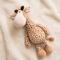 Zittende giraf knuffel met grote hoeven